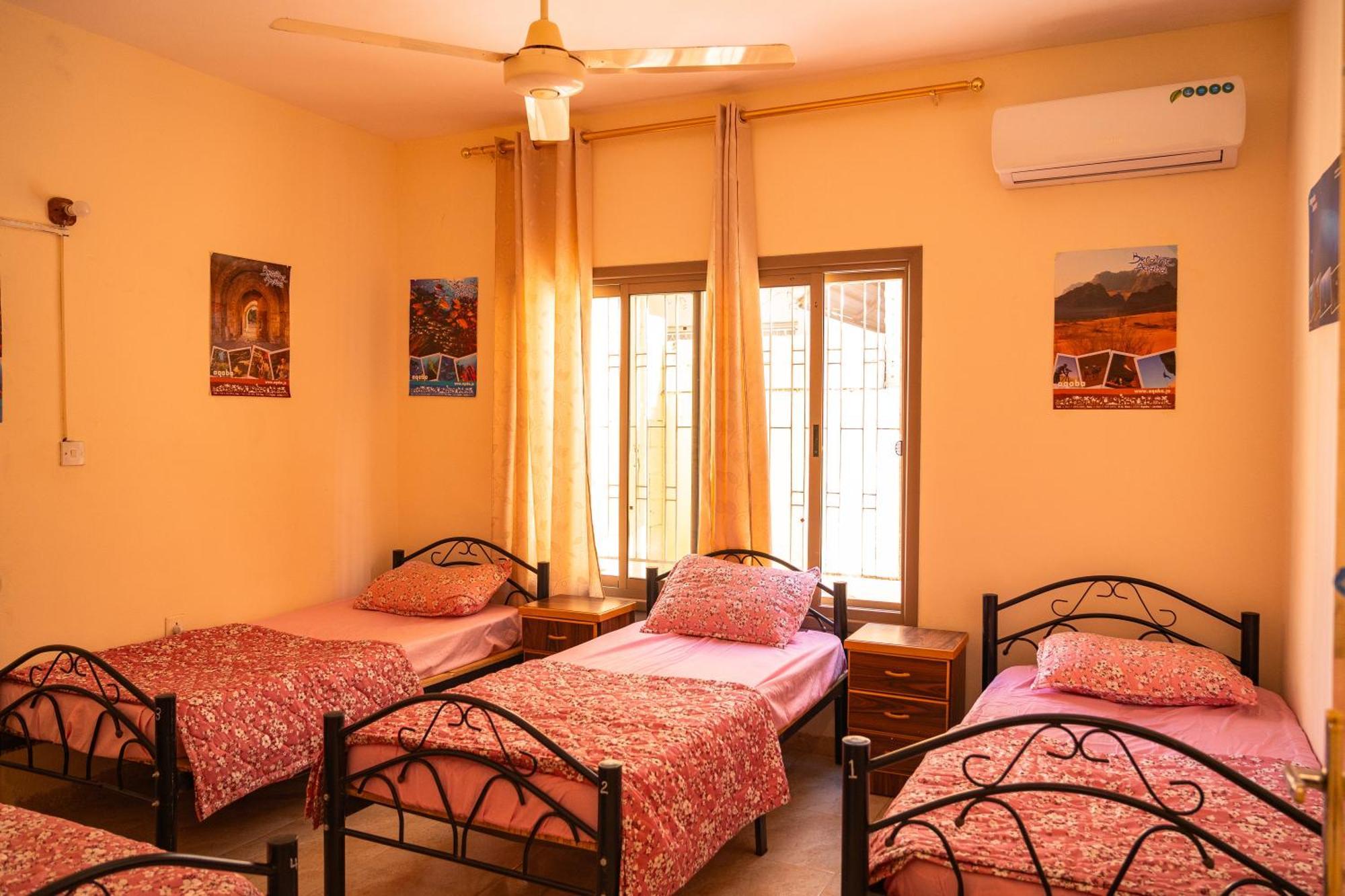 Extra Traveller Hostel Aqaba Bagian luar foto